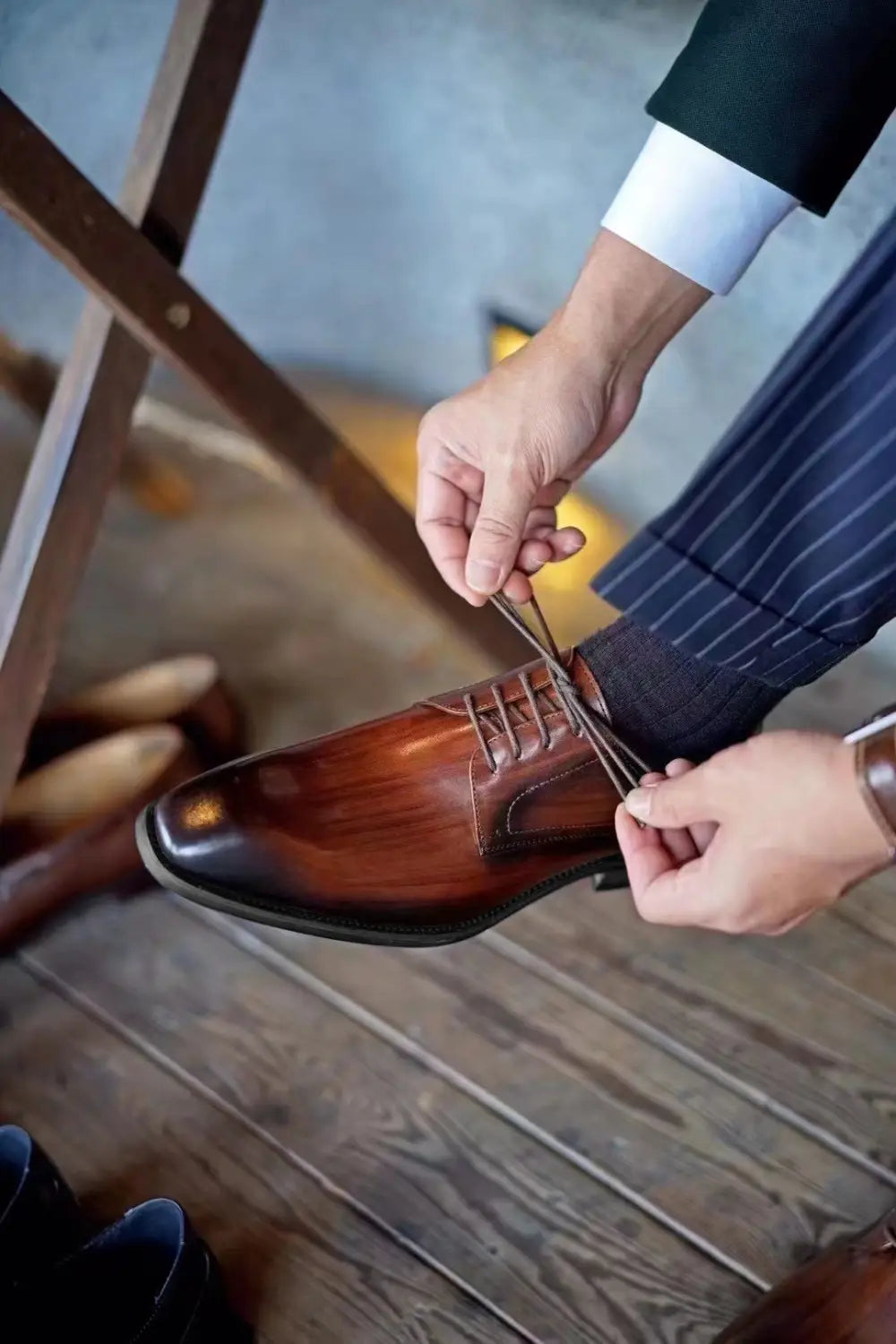 Herren-Oxfordschuh mit eckiger Kappe aus braunem, beschichtetem Leder mit poliertem, glänzendem Finish und klassischem Schnürdesign.