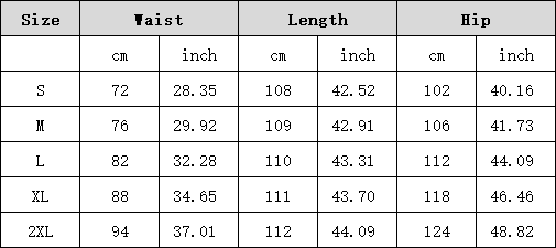 Die Tabelle zeigt Maßangaben in Zentimetern und Zoll für Jeans mit weitem Bein und seitlichem Schlitz aus Denim, einschließlich der Taillenhöhe und der Hüftmaße über die Größen S bis einschließlich 2XL.
