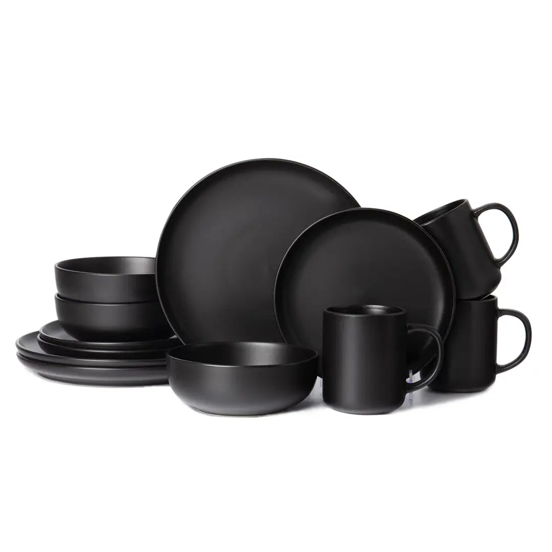 Un juego de vajilla de gres mate negro de 12 piezas que presenta cerámica mate negra con un diseño minimalista moderno para tres personas.