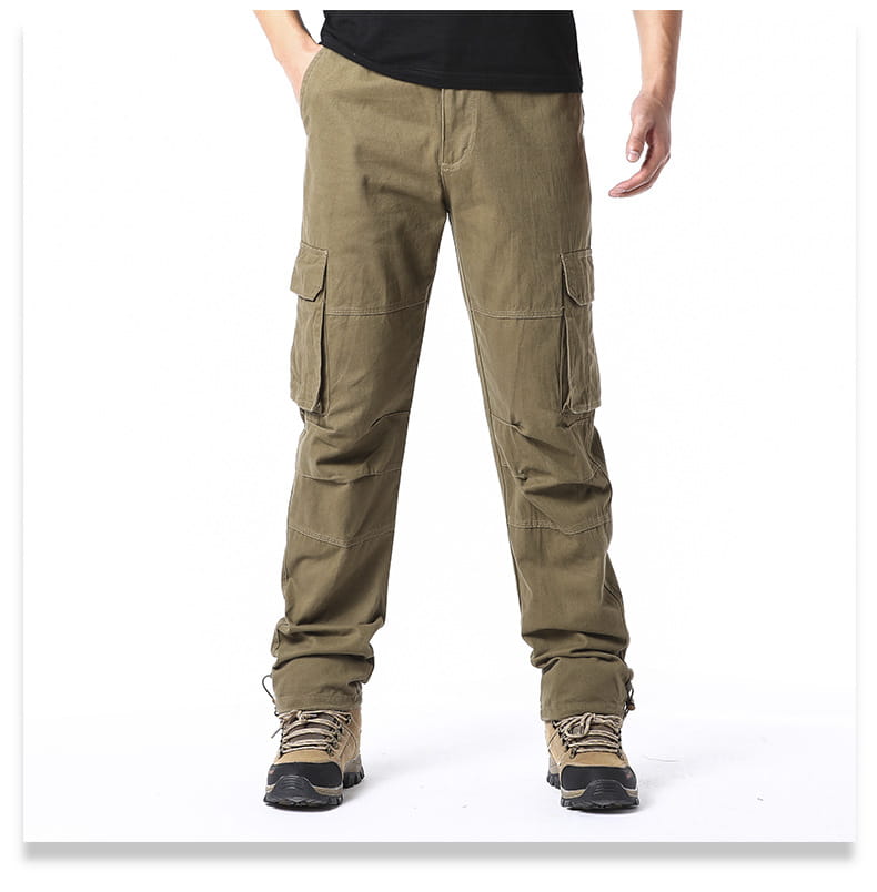 Pantalones cargo de algodón para hombre color verde oliva con múltiples bolsillos, acabado de tejido resistente y varios bolsillos.