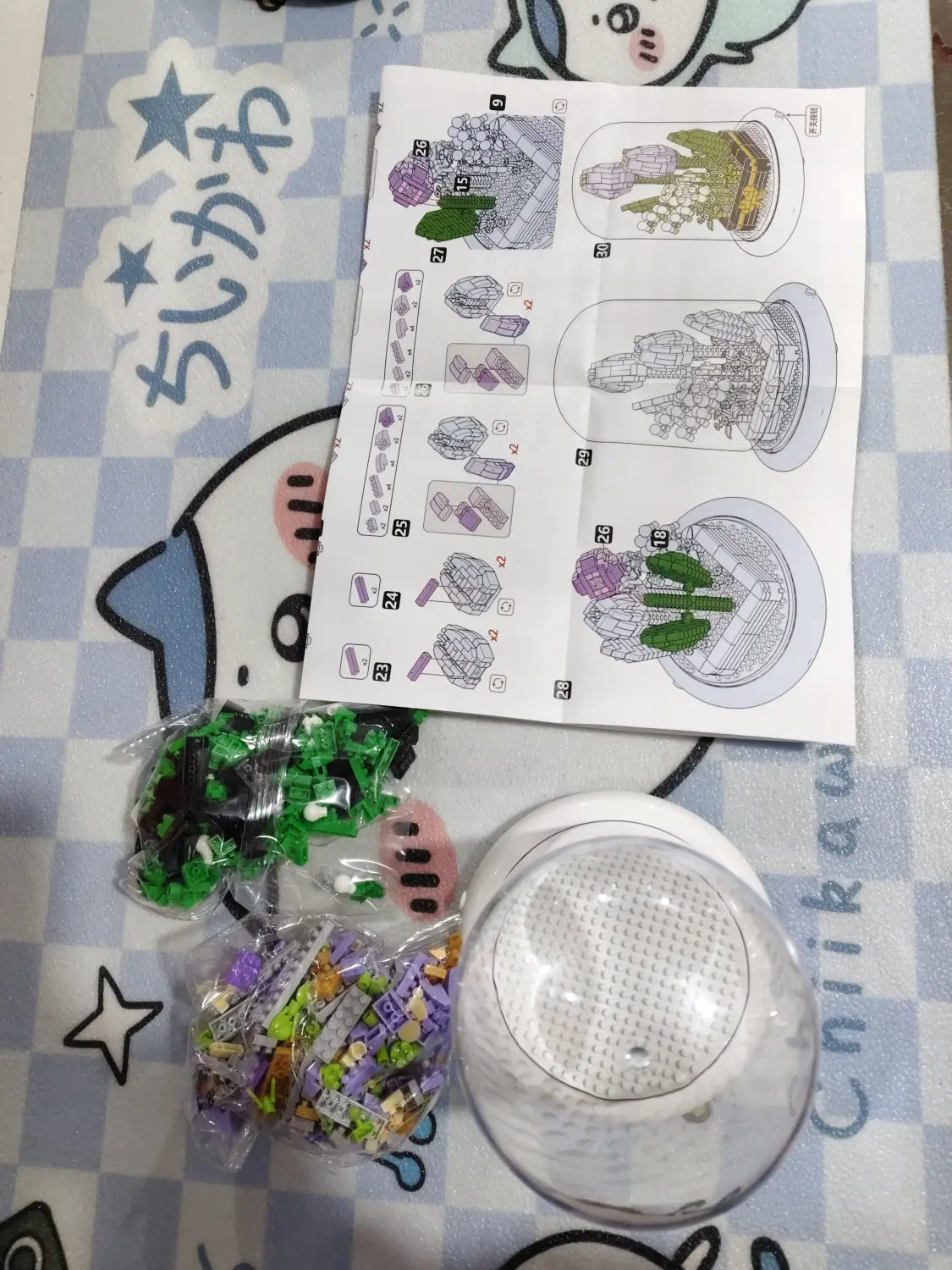 Dôme en plastique transparent avec une surface intérieure texturée de type grille pour le jouet décoratif de dôme en verre pour fleurs, bloc de construction, éclairage LED.