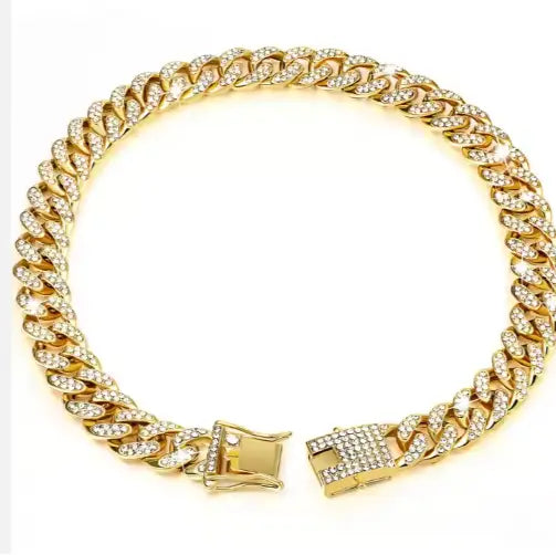 Un collier ras du cou pour chien de type « Cuban link » en diamants de couleur or, fabriqué en strass en alliage, orné de nombreuses pierres transparentes étincelantes