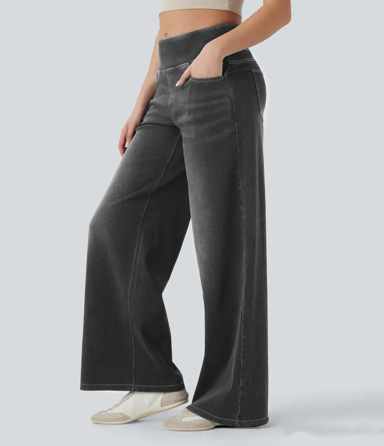 Jeans en denim gris foncé à jambes larges taille haute avec léger effet délavé, réalisés dans un tissu en denim robuste.