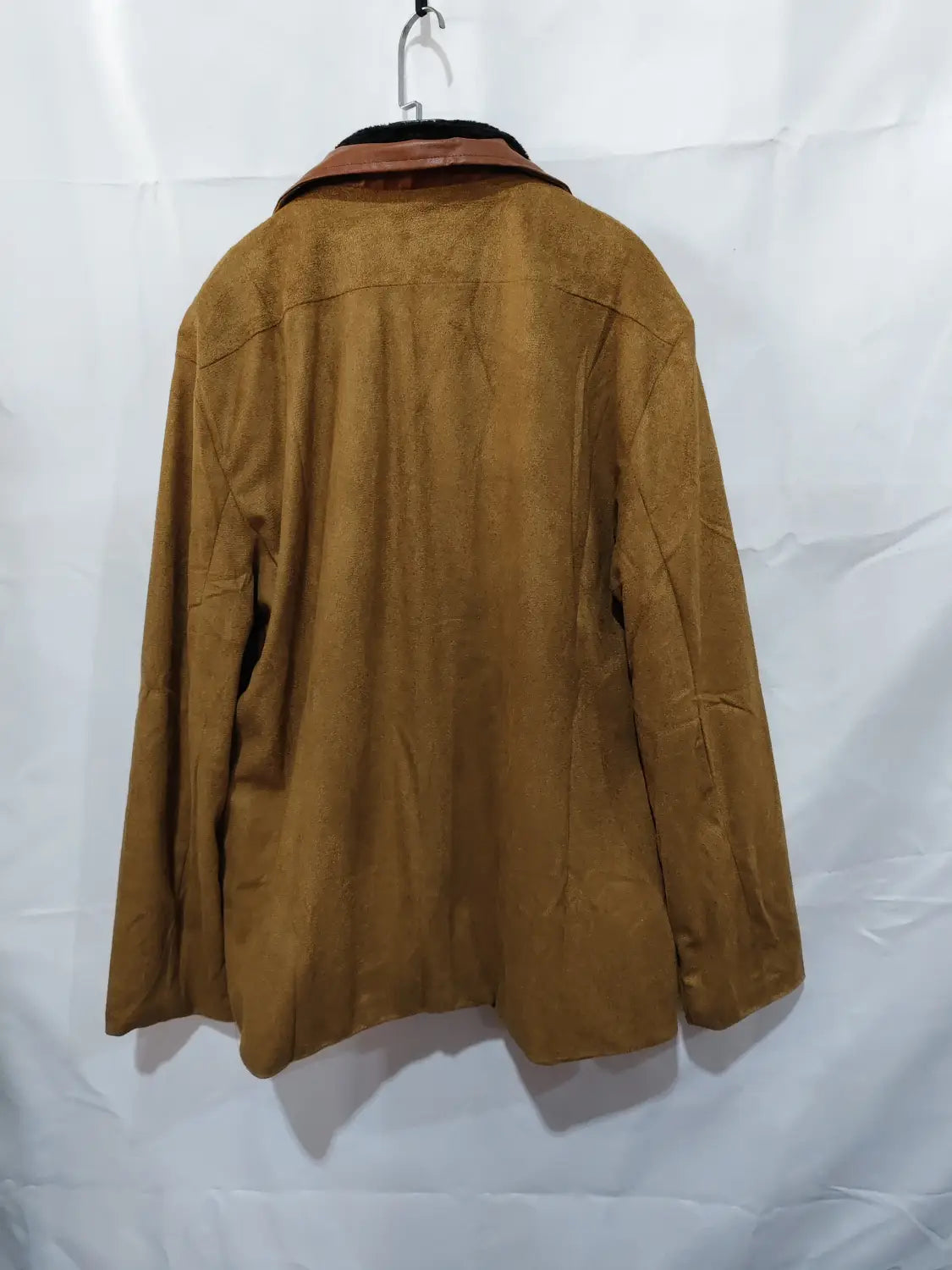 Chaqueta de trabajo para hombre en ante marrón con cuello de pelo marrón oscuro a contraste.