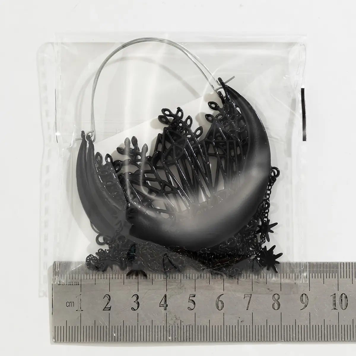 Ohrringe mit schwarzem Halbmond-Tassel-Design mit aufwendigen, spitzenartig wirkenden Details und baumelnden Sternketten in Schwarz.