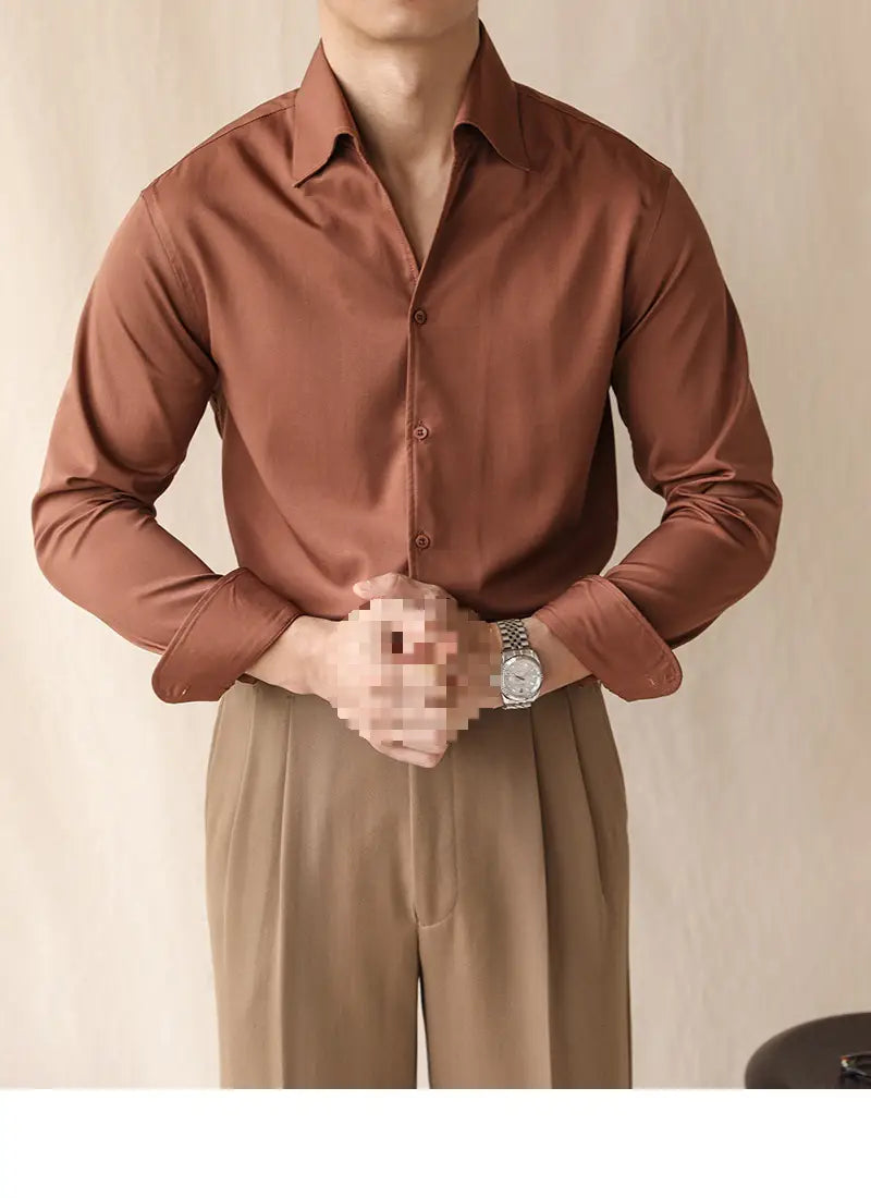 Ein elegantes Herren-Oberteil aus Satin in rostfarbenem Ton mit Ein-Kragen, langarm im Business-Stil, mit klassischem Kragen und Knopfleiste vorne.