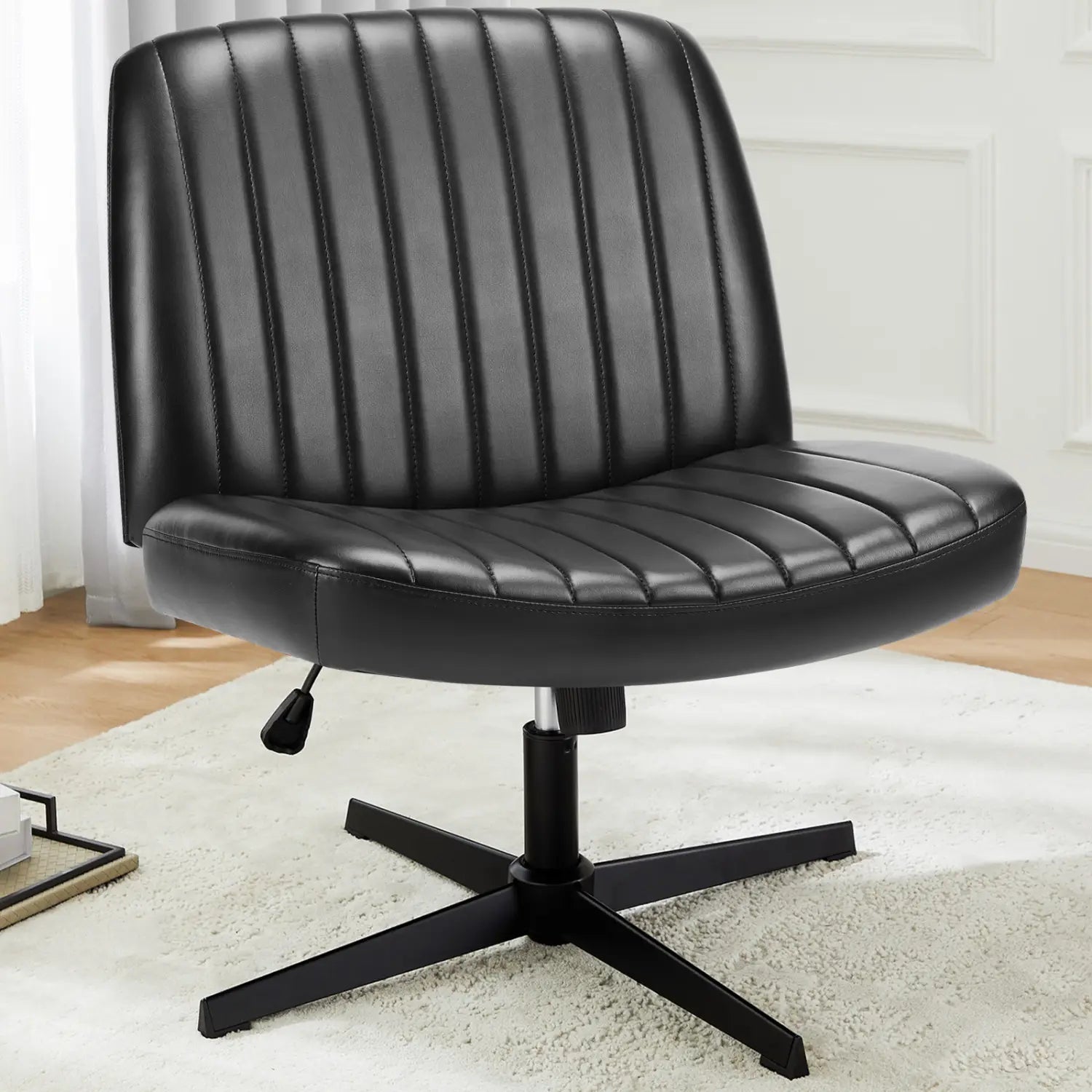 Chaise de bureau en cuir noir, à assise croisée, avec coutures verticales sur le dossier et l’assise, montée sur une base pivotante à quatre pieds.