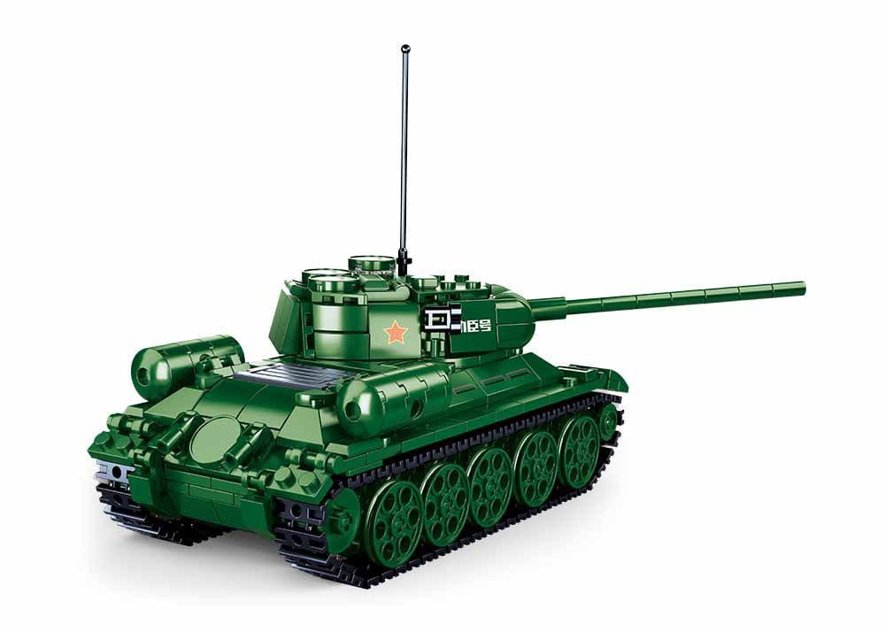 Militärpanzer-Bausatz-Modellbaustein aus grünem Kunststoff mit rotem Sternemblem und schwarzen Ketten, gepanzertes Auto-Spielzeug.