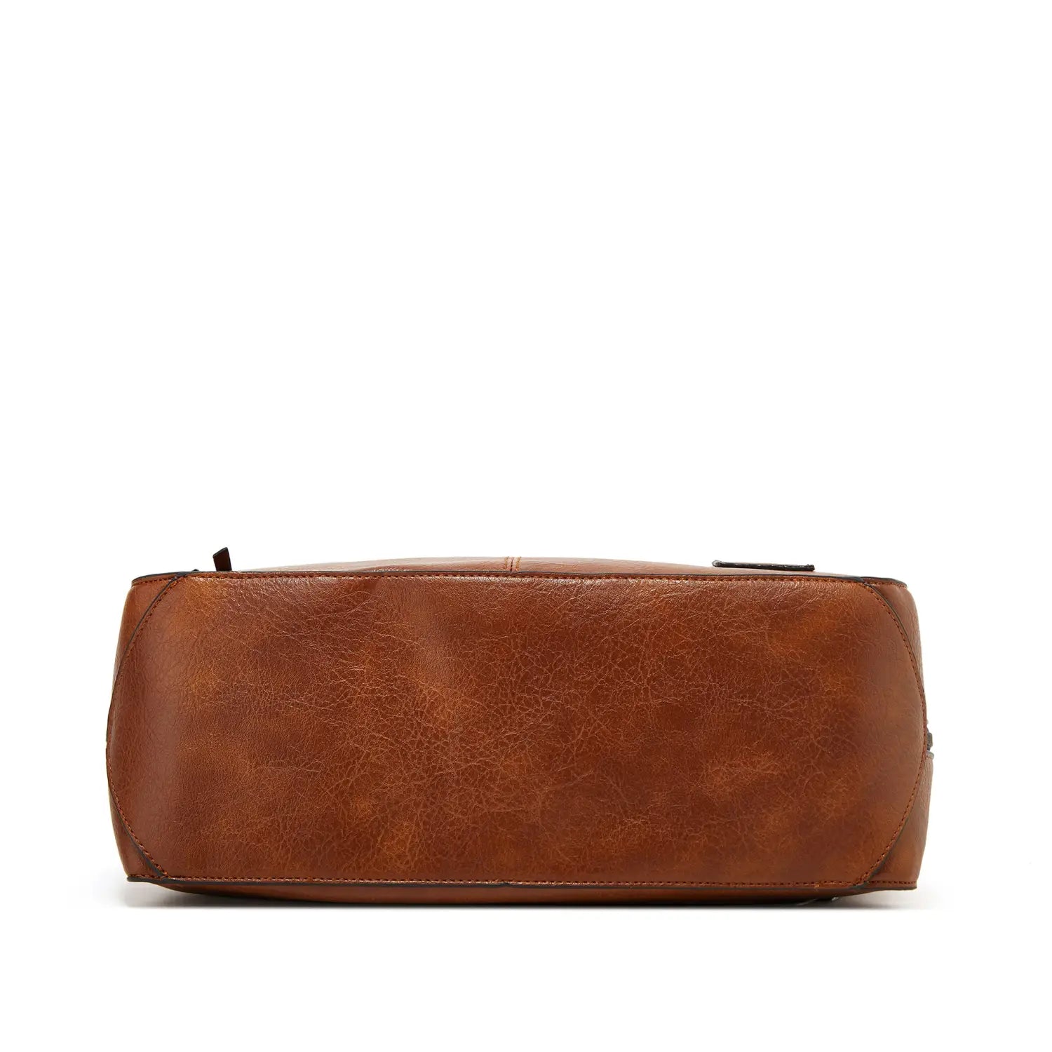 Eine beigefarbene Lederschultertasche mit Multi-Reißverschluss-Crossbody-Design und einer leicht strukturierten, etwas abgetragen wirkenden Oberfläche mit sichtbarer Steppung entlang der Kanten.