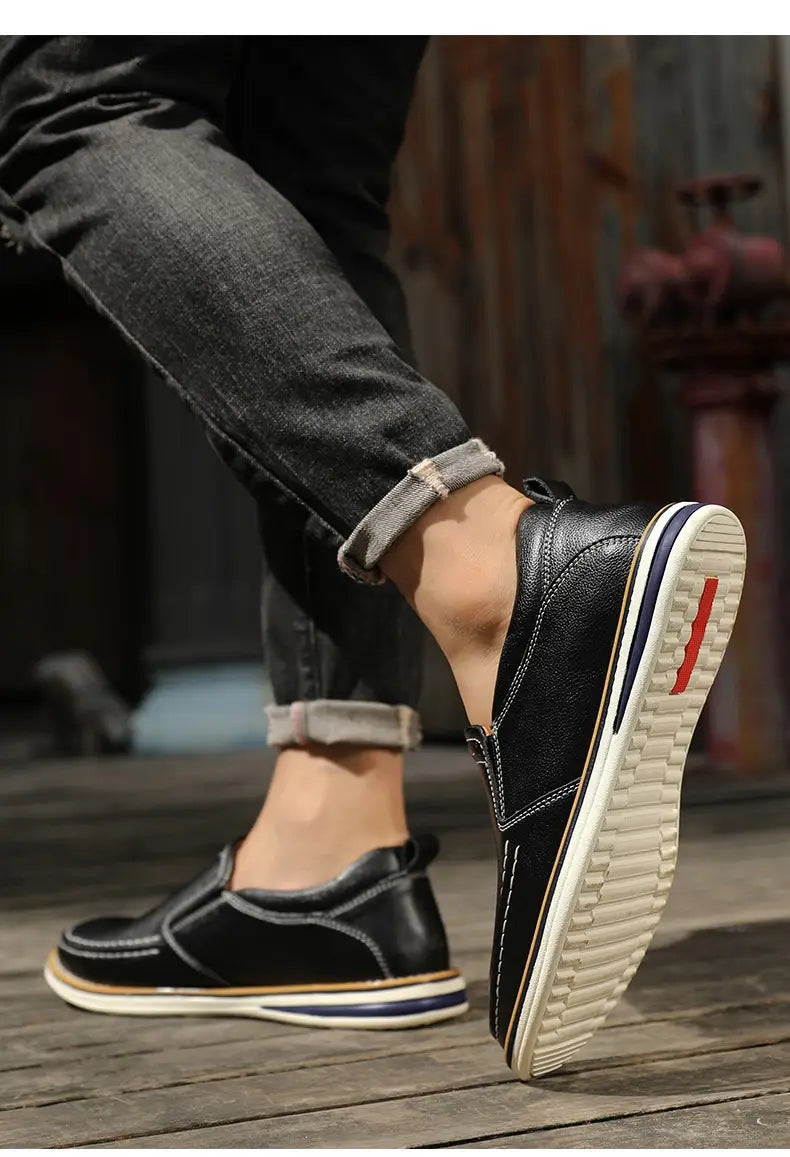 Schwarze Lederschlupf-Loafer mit weißen Sohlen und blau-roten Akzentstreifen, entworfen als handgenähte legere Bean-Shoes.