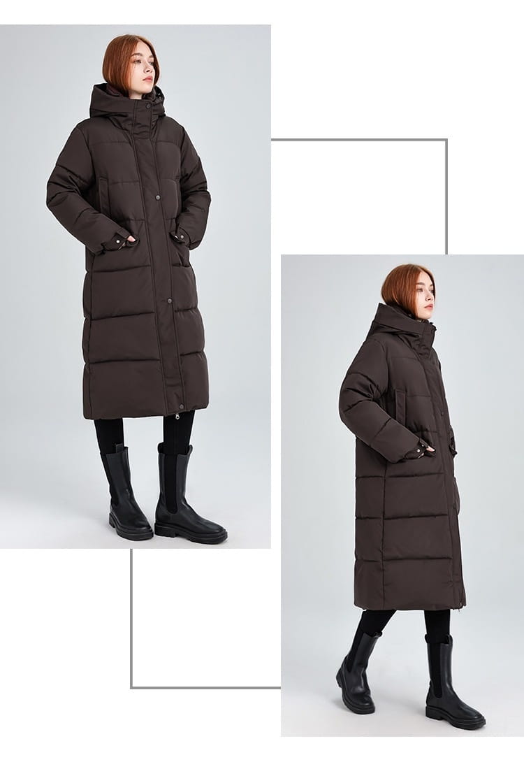 Manteau long matelassé à capuche pour femmes en brun foncé, avec un design matelassé à coupe longue, un col haut et une fermeture boutonnée à l’avant.