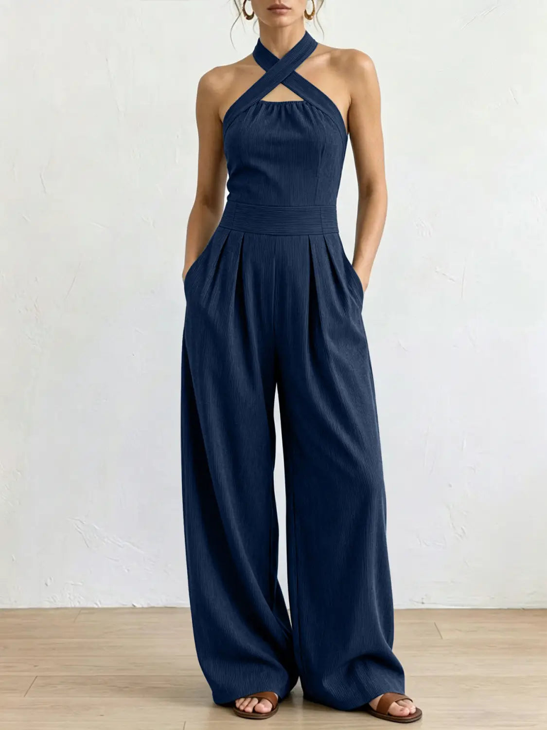 Blaues Marine Halterneck-Jumpsuit mit Hosen im weitem Bein und geraffter Taille, entworfen für elegante Abendgarderobe.