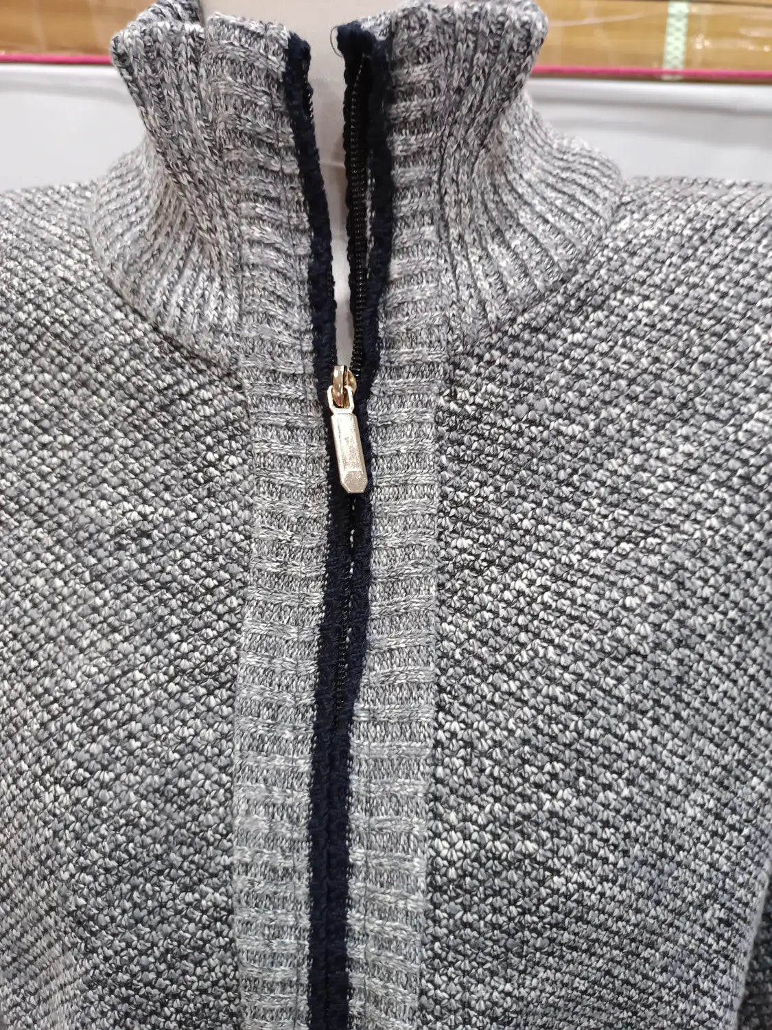 Herren-Cardigan mit Strukturstrick und Reißverschluss in Grau, mit Strukturstrickstoff, schwarzem Reißverschluss und einer goldfarben wirkenden Zuglasche.
