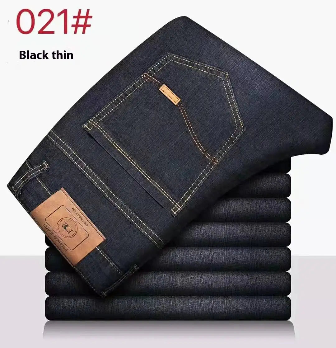 Jeans d’affaires décontractés pour homme à taille haute, coupe slim, avec élasticité, en denim bleu foncé, avec un léger délavage noir et des coutures blanches contrastantes.