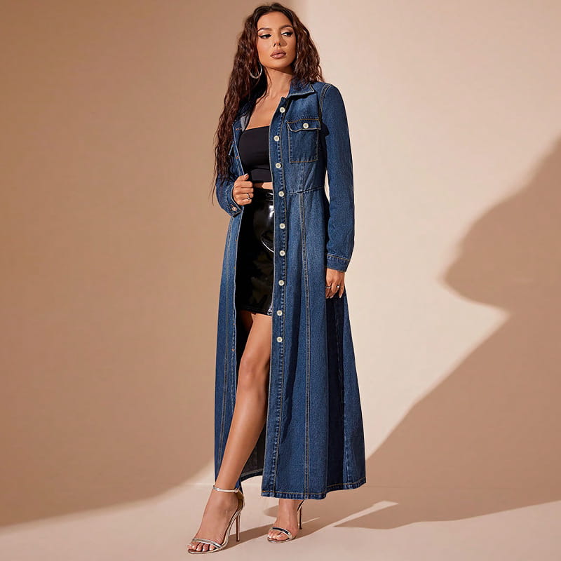 Ein langärmeliges Maxi-Cardigan-Kleid aus Denim mit Knopfleiste vorne in dunkelblau, mit Knopfleisten-Design und seitlichen Schlitzen.