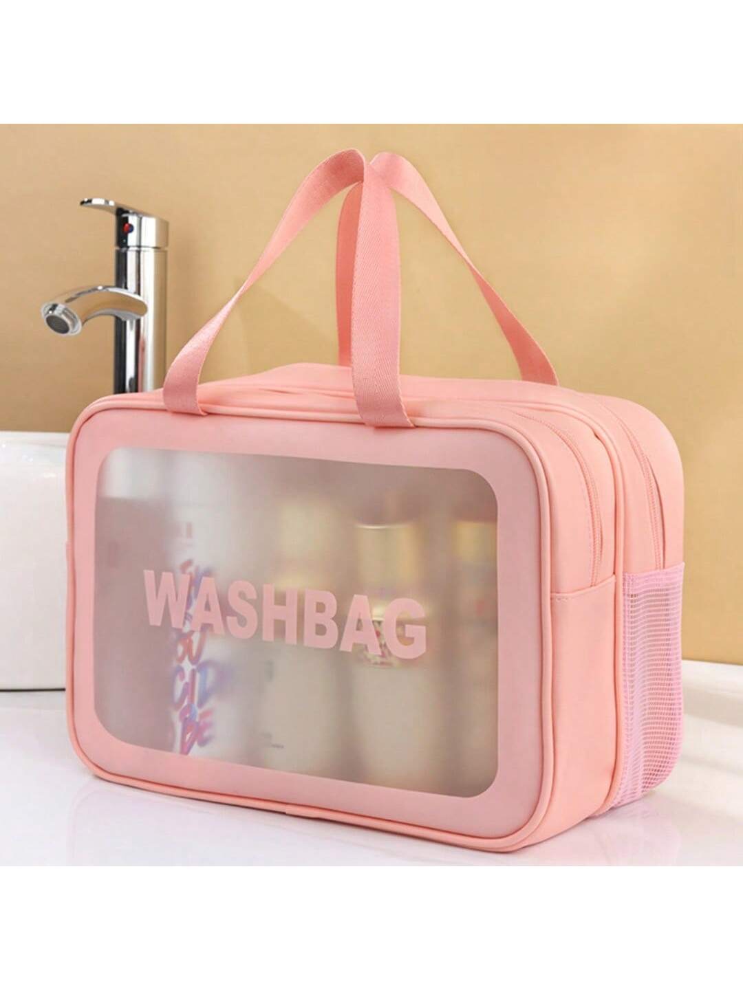 Rosa transparente Reisekosmetiktasche mit seitlicher Mesh-Tasche, weichen Stoffgriffen und Funktion zur Trennung von trocken und nass zur Organisation der Wäsche.