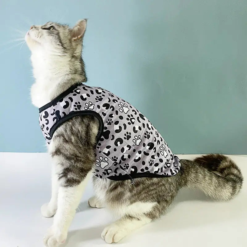 Chaleco de malla para perro con bandera estadounidense, camiseta para mascota en EE. UU., que presenta un arnés para gato con estampado de huellas de pata gris y negro con correas ajustables.