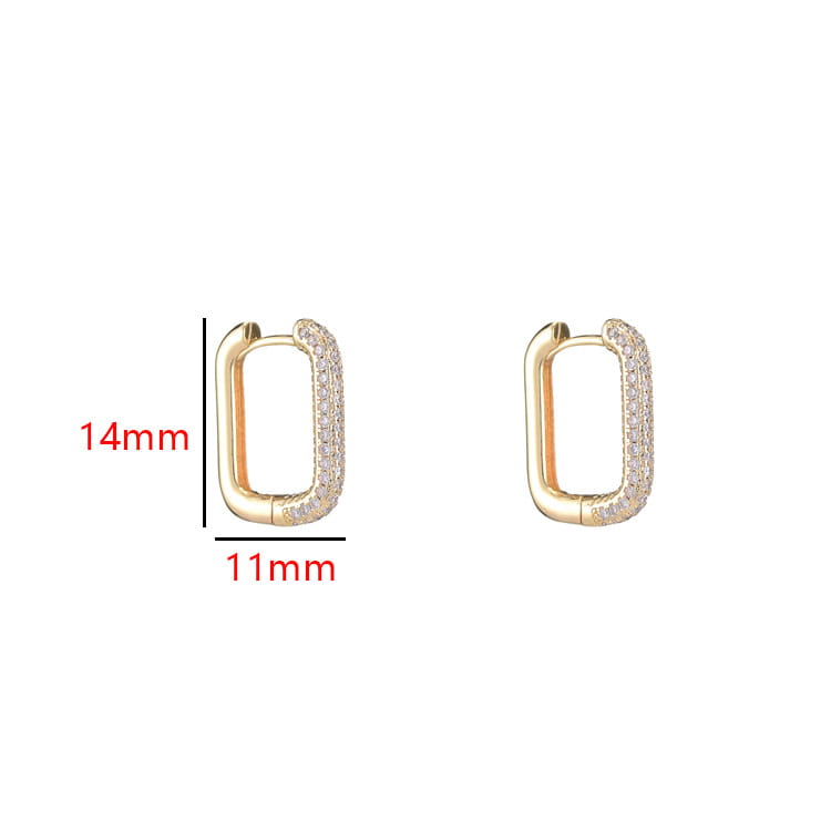 Ohrringe mit rechteckigen Hänge- bzw. Creolen-Design aus vergoldetem Ton, mit Goldkristall-Pavé und klaren Kristallen entlang der äußeren Kanten.