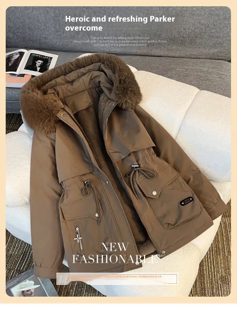 Parka matelassée à capuche avec col de fourrure marron, capuche doublée de fourrure duveteuse et plusieurs poches, avec un design à la fois robuste et élégant