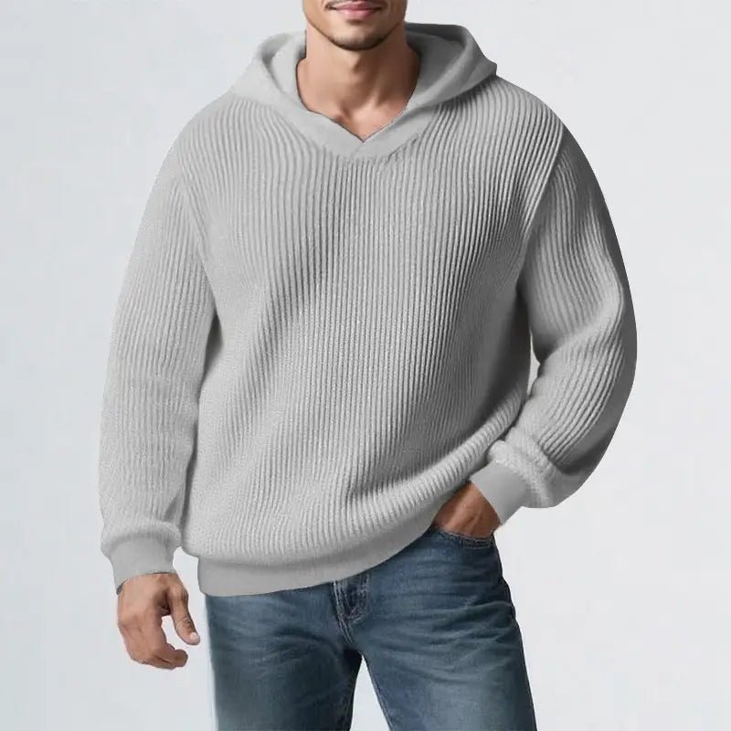 Una sudadera tipo jersey con capucha para hombre de invierno engrosada en punto acanalado color gris claro, con cuello en V y capucha incorporada.