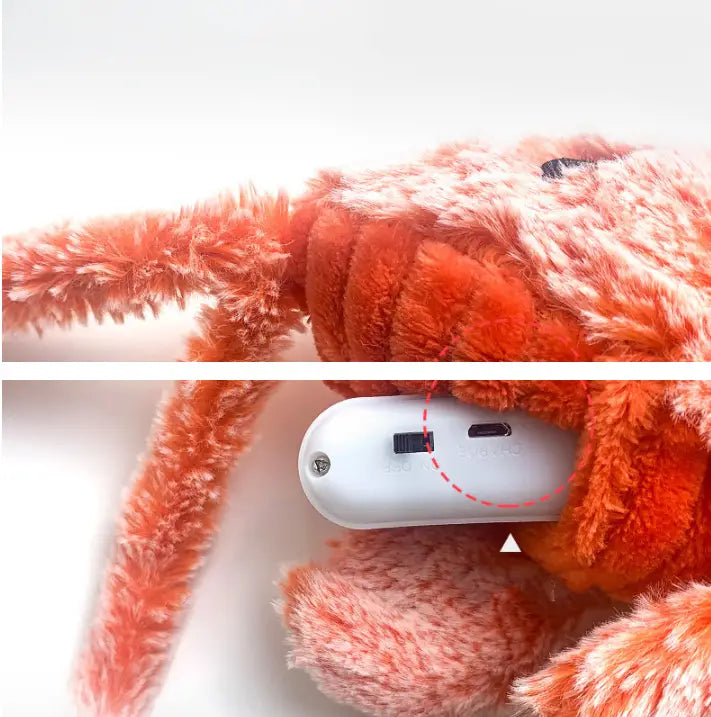 Orangfarbenes Plüsch-Elektrisch-hüpfendes Hummer-Katzen-Spielzeug, das die Rückseite zeigt, mit einem weißen Batteriefach mit USB-Anschluss und Schalter.