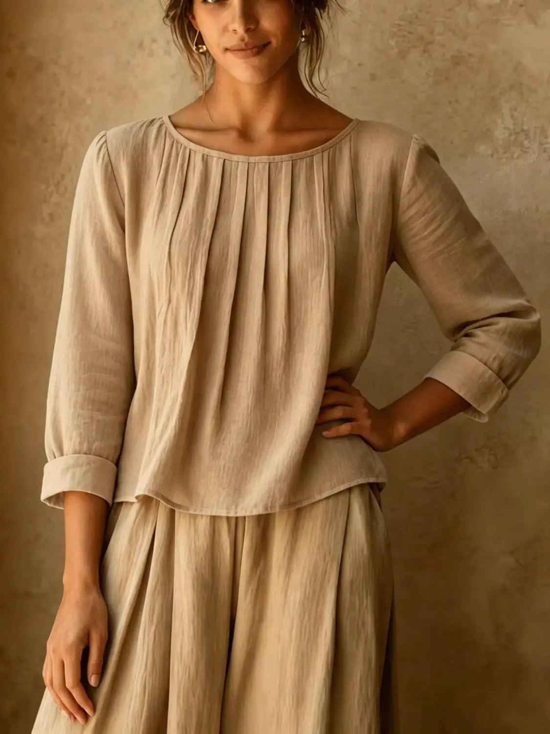 Une blouse ample en lin et coton pour femmes, couleur beige, avec une encolure ronde froncée et des manches à la longueur trois-quarts.