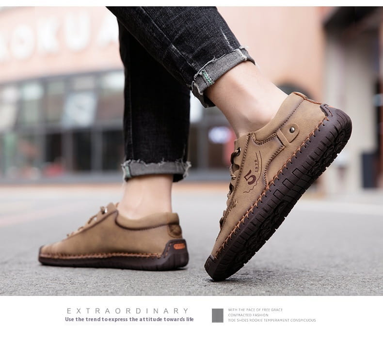 Herren-Lederschuhe im britischen Casual-Stil mit Schnürung aus beigem Leder mit dunkelbraunen Gummisohlen und sichtbaren Nahtdetails