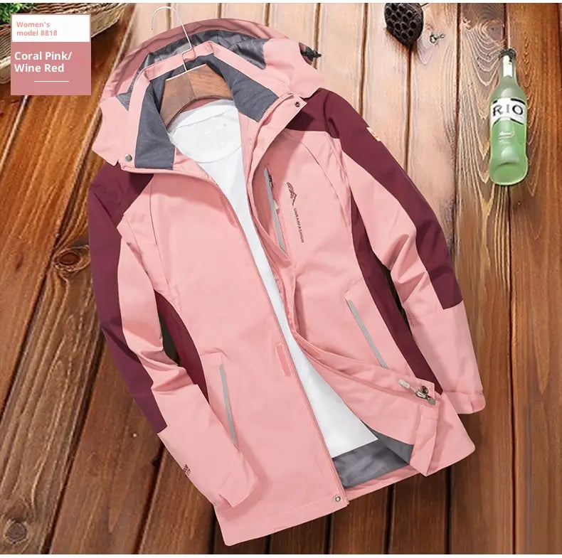 Veste coupe-vent de randonnée imperméable pour hommes en rose corail et bordeaux, avec capuche, poches zippées et bandes réfléchissantes pour les activités en extérieur.