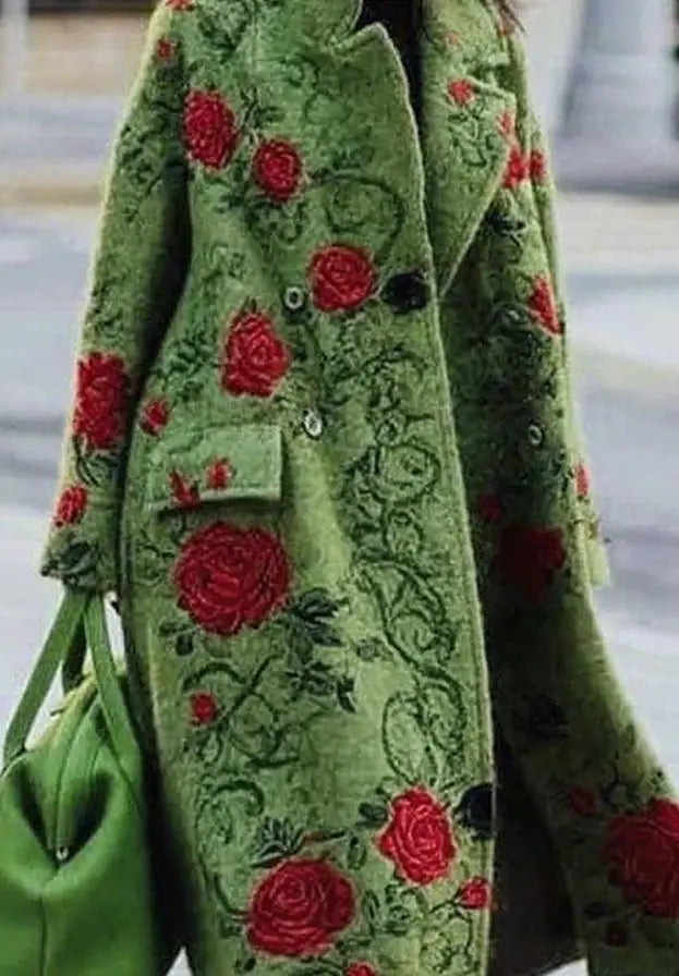 Ein kuscheliger grüner Wollmantel für Damen mit leuchtender roter Rosenstickerei und kunstvollen, verwobenen Mustern.