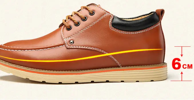 Herren-Lederschuhe zur Höhensteigerung mit 6-cm-Einlegesohle, mit braunem Leder, Schnürdesign, schwarzem Gummizug am Absatz, gelbem Akzentstreifen und orangefarben getöntem Laufsohlenanteil.