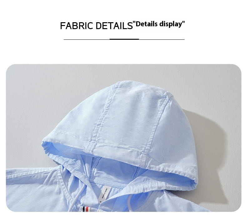 Hellblaue Herren-Hoodie mit langem Ärmel, Hemdjacke, mit dezent strukturierter Stoffoberfläche und sichtbarer Ziernähte entlang der Nähte.