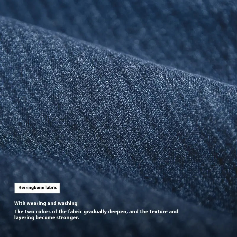 Pantalones vaqueros relajados y cónicos azul marino oscuro para hombre con detalle de parches; presenta una tela azul marino de espiga con un patrón tejido con textura que se intensifica en el color y se vuelve más pronunciado con el uso.