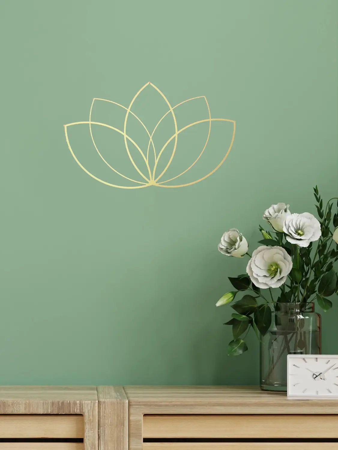 Goldene Draht-Lotusblumen-Metall-Wandkunst, gestaltet als moderne Zen-Dekoration für die Wandpräsentation.