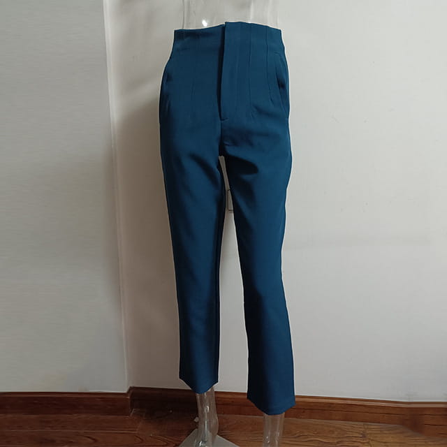 Pantalon taille haute à plis plats et jambes droites vert canard foncé, avec une coupe soignée et des plis avant discrets.