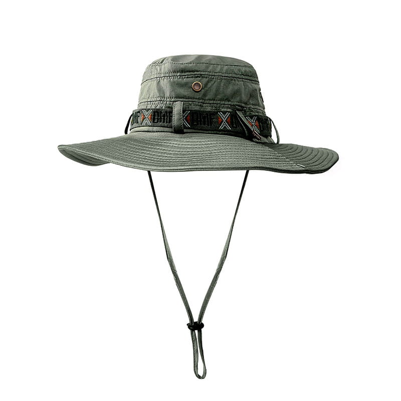 Chapeau bac utilitaire à large bord vert olive offrant une protection contre les UV pour hommes, avec mentonnière réglable et bande tissée décorative présentant des motifs géométriques.