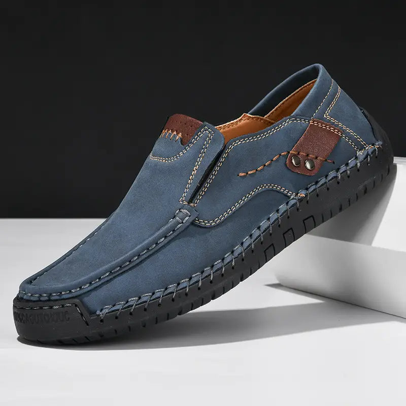 Mocassin décontracté en cuir pour homme, pour sorties en plein air, en daim bleu avec des touches en cuir marron et des détails de coutures visibles.