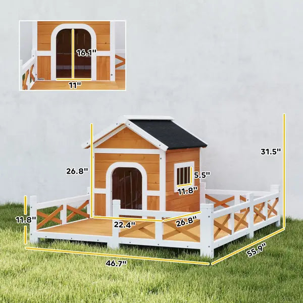 Chenil en bois pour chien avec un toit noir d’asphalte, des bordures blanches et une clôture blanche entourante.