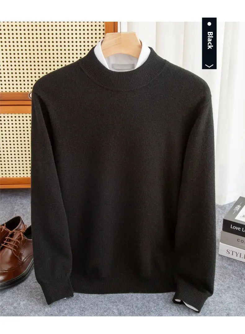 Pullover für Herren aus schwarzem Wollstrick mit Rundhalsausschnitt, gerippten Bündchen und Saum, auf einem Holzkleiderbügel als Winterpullover gezeigt.