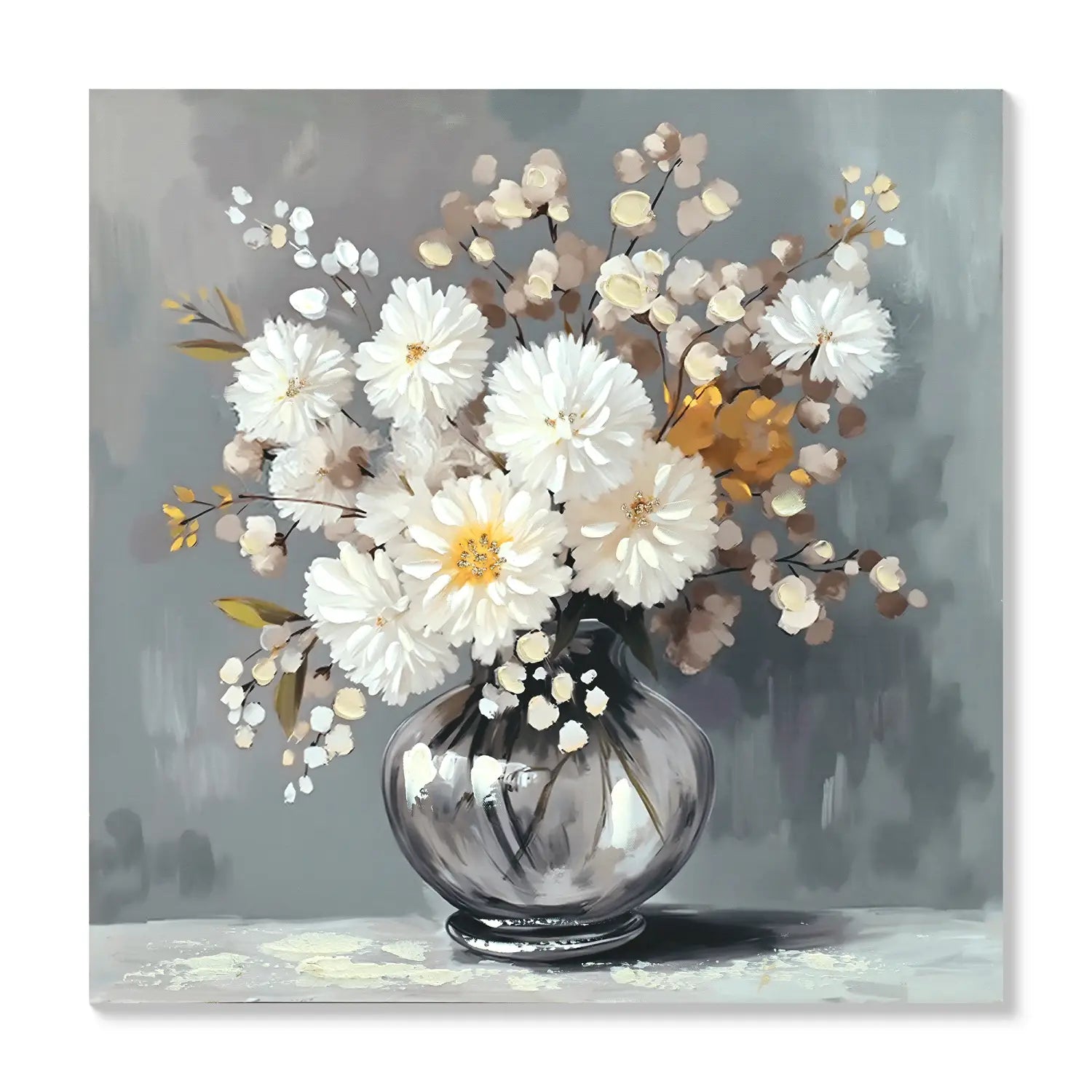 Eine klare Glasvase mit rundem Körper und ausgestelltem Rand, die weiße Gänseblümchen, Schleierkraut und kleine goldgelbe Blüten enthält; dargestellt in der Wandkunst auf Leinwand 24x24 Zoll mit einer Glasvase aus weißen Chrysanthemen.