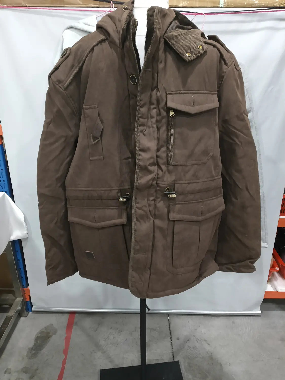 Chaqueta de invierno acolchada con forro polar para tallas grandes en color marrón, con capucha, múltiples bolsillos y cierres con cremallera, diseñada para el clima frío.