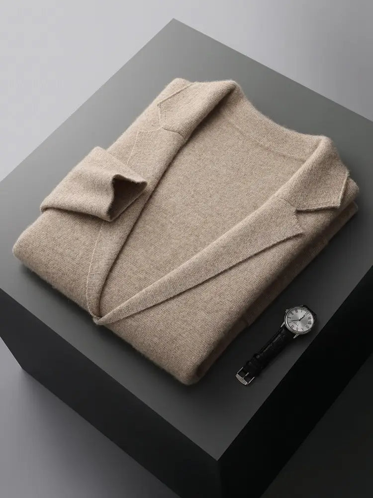 Ein ordentlich gefalteter beiger Wollblazer mit klassischem Kragen und strukturierten Schultern, ausgestellt neben einer Herren V-Ausschnitt-Strickjacke aus olivgrünem Cardigan-Blazer.
