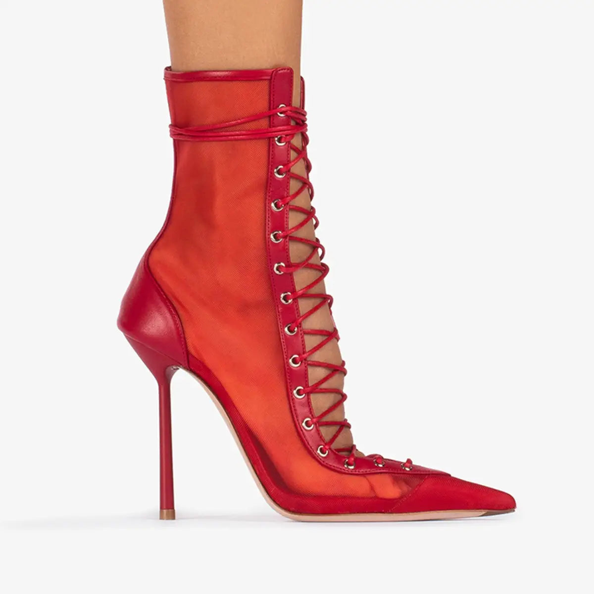 Une botte de cheville à talons hauts rouges, avec un design à lacets et des panneaux en mesh translucide, présentant un bout pointu et un talon aiguille, pour des occasions stylées.