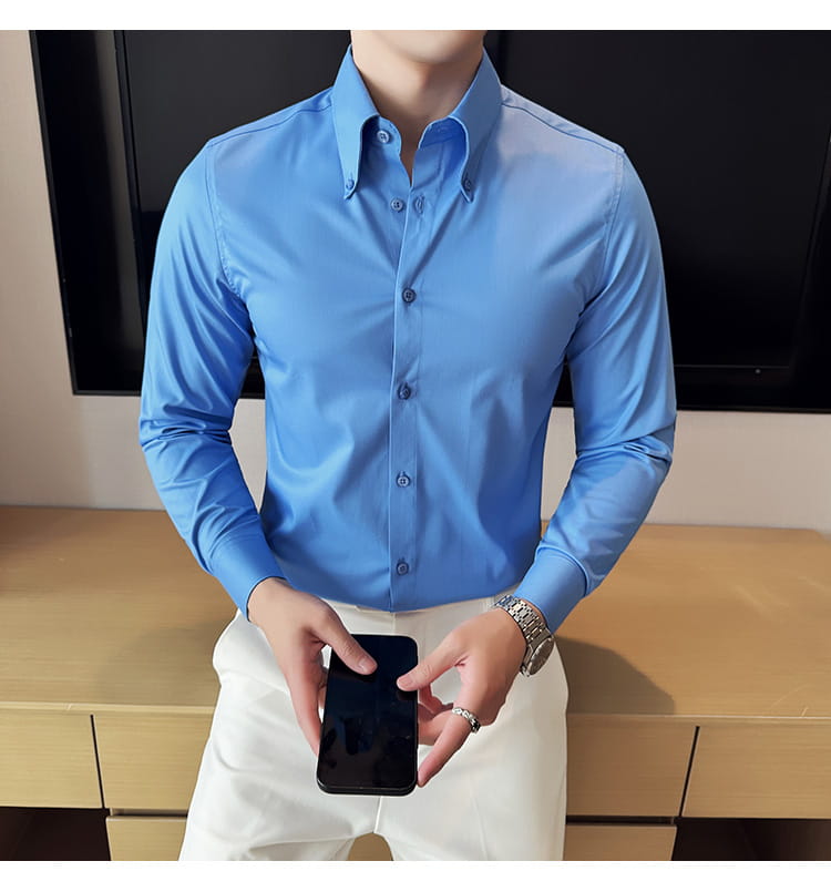 Chemise habillée sans repassage pour homme en grande taille en bleu clair lumineux, col boutonné classique et détails cousus avec soin.