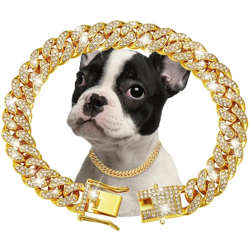 Collier choker pour chien en diamant à maillons cubains plaqué or, étincelant, orné de nombreuses cristaux transparents et doté d’une boucle assortie conçue pour évoquer des bijoux de luxe.