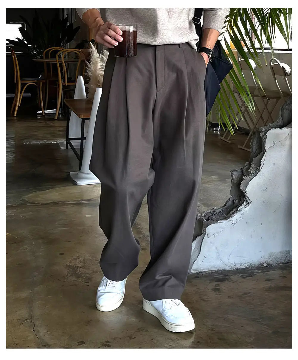 Pantalones de vestir anchos plisados color gris oscuro para hombre con ajuste relajado y tela ligera, adecuados para ocasiones formales