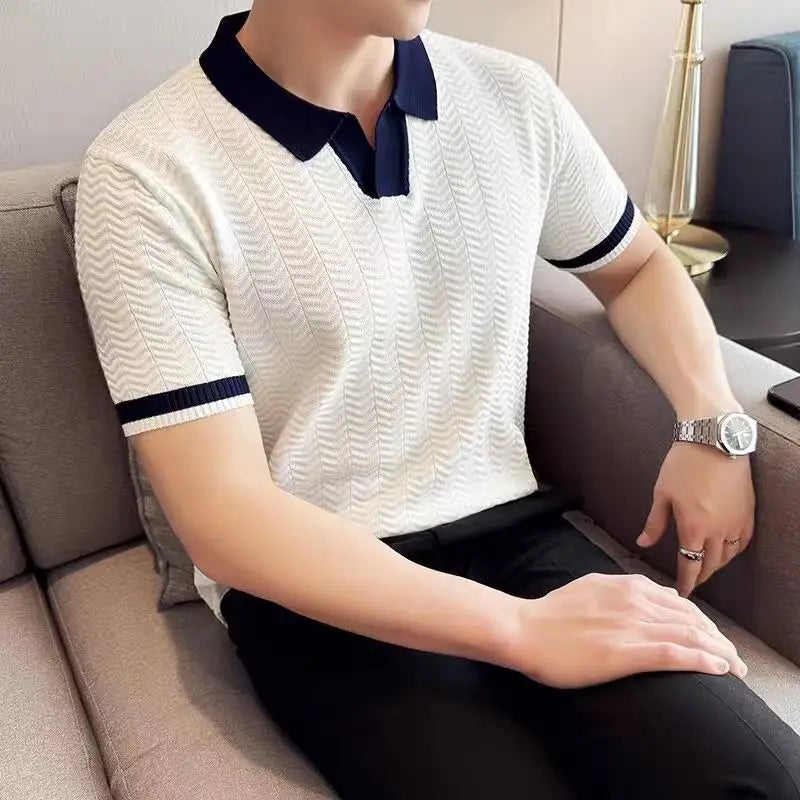 Ein weißes, strukturiertes Eisseiden-Feinstrick-Poloshirt mit dunkelblauem Kragen und Ärmelsaum, für die Sommerzeit entworfen.