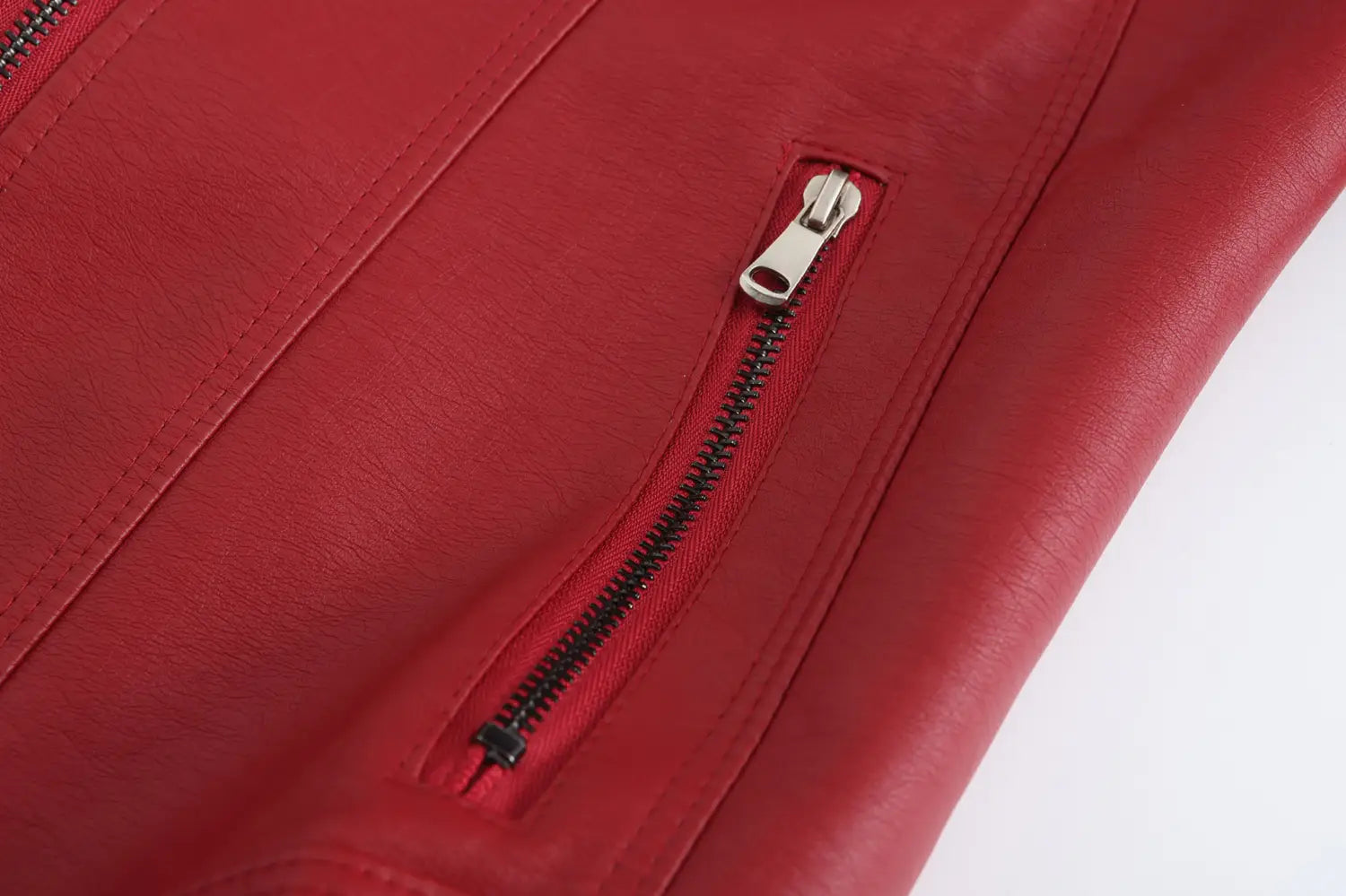 Veste motard en faux cuir rouge avec col montant, fermeture éclair noire et languette de tirage à tonalité argentée.