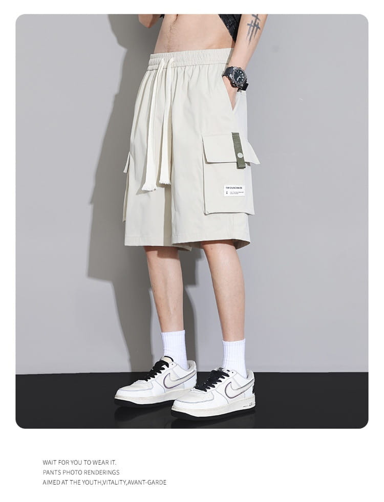 Shorts cargo décontractés beiges pour homme grande taille, avec ceinture à cordon et plusieurs poches, conçus pour une coupe ample et un usage sportif