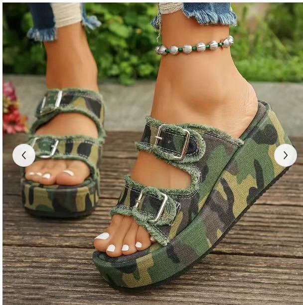 Sandalias de cuña de denim con hebilla en un patrón camuflado, con múltiples tiras de hebilla plateadas y bordes de plataforma deshilachados.