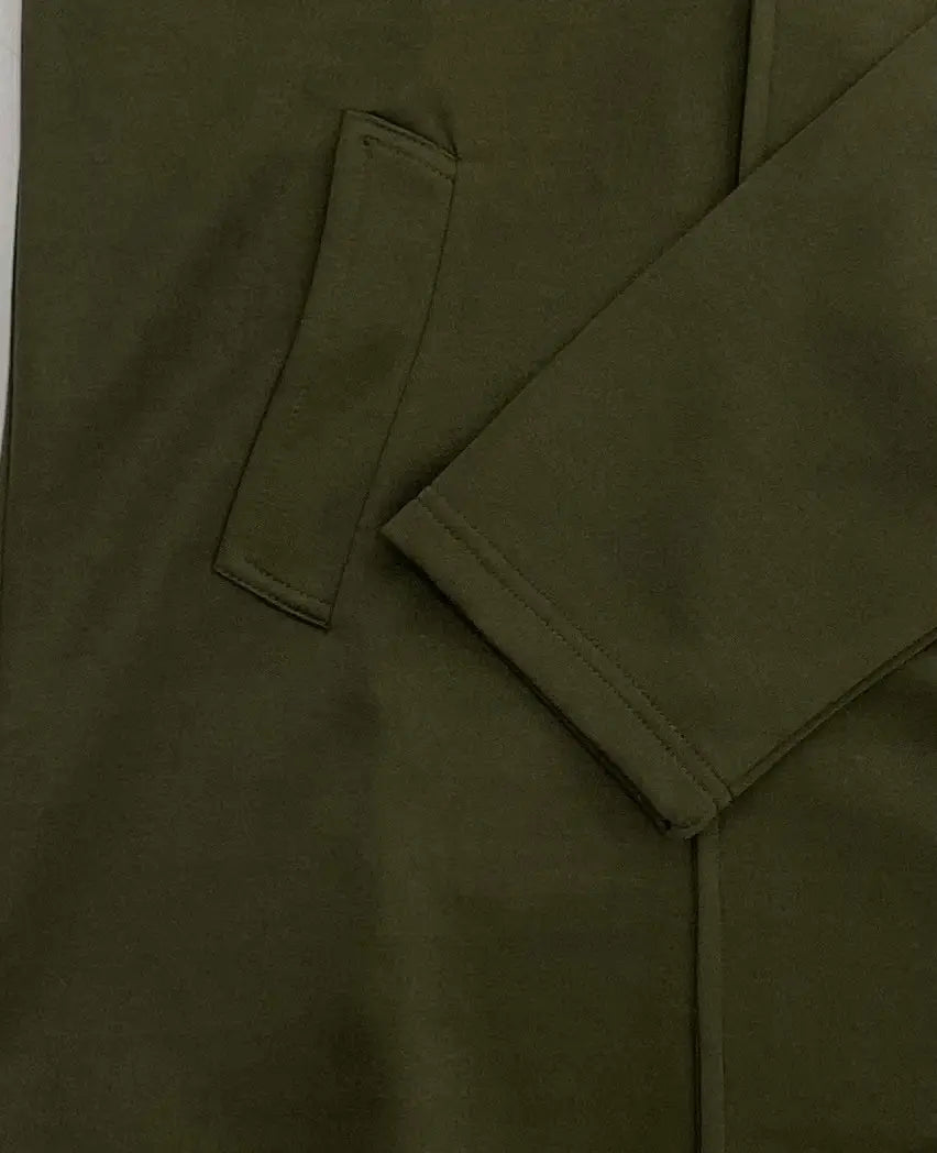 Abrigo tipo gabardina cruzado doble de algodón rojo en verde oliva con mangas largas, textura sutil y costuras limpias.